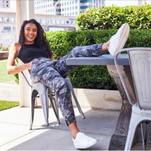 Spanx Camo Cargo Jogger Pants Size Small NWT - Picture 2 of 16